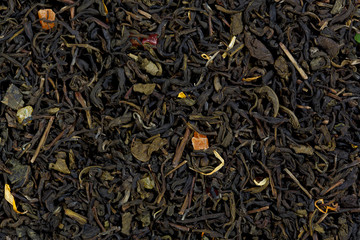 Mix green tea with candied fruits, petals of calendula and sunfl
