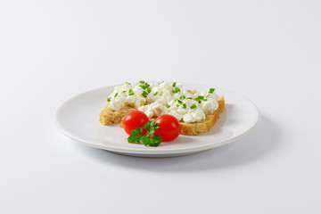 bread with cottage cheese