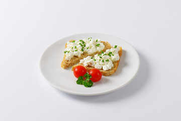 bread with cottage cheese