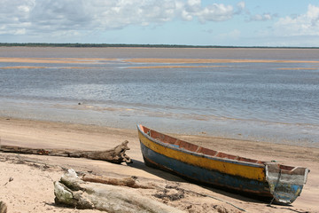 Barque sur la plage d'Awala - Yalimapo Guyane française
