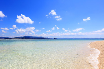 南国沖縄の綺麗な珊瑚の海と夏空