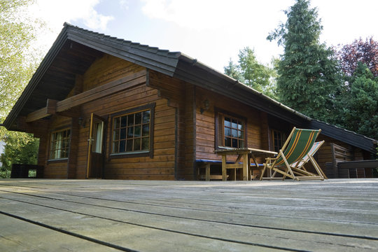 Holzhaus mit Wald im Hintergrund