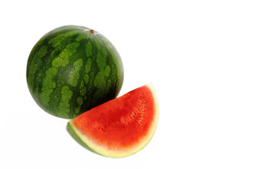 丸ごとスイカ1玉とカットされたスイカ