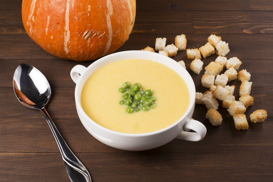Cream soup of pumpkin with spices, with cream, crackers
