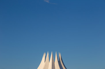 Futuristisch anmutendes Dach der Event-Location Tempodrom in Berlin