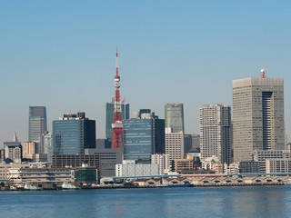 Obraz premium 東京港から眺めた高層ビル街