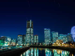 横浜　みなとみらいから望む星の軌跡