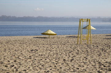 Пустынный осенний пляж
