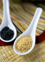 レンゲの上の白ゴマと黒ゴマ