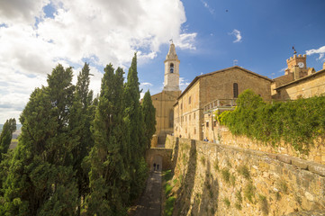 Pienza,widok na mury obronne i katedrę