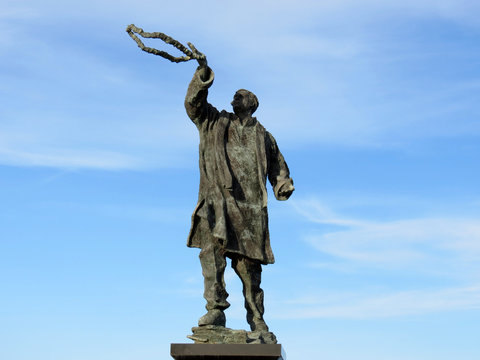 Statue Of Late Rajiv Gandhi (Youngest Indian Prime Minister From 1984 To 1989) At Water Sports Complex, Port Blair, Andaman And Nicobar Islands, India, Asia.