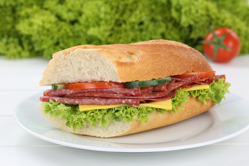 Belegtes Baguette auf Teller zum Frühstück mit Salami Schinken