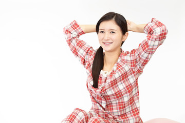 パジャマ姿で寛ぐ女性