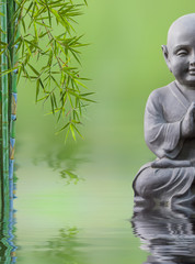 Fototapeta premium bouddha enfant et bambou aquatique, composition zen