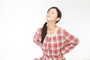 パジャマ姿で寛ぐ女性