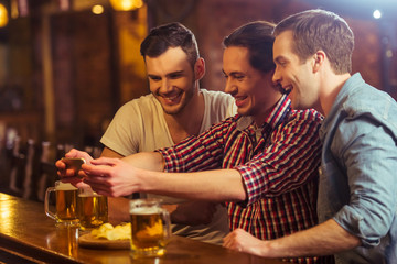 Men in pub