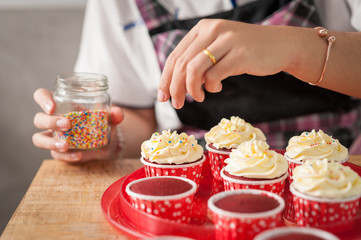 Making red velvet cupcakes