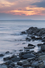 Obraz premium Beautiful sunset landscape image of rocky coastline in Kimmeridg