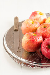 Frisch gewaschene Äpfel liegen auf einer Platte