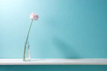 青い背景と棚と花瓶