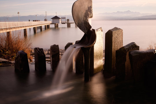 D, Bodensee, Immenstaad, Kunstskulptur und Brunnen am Seeufer