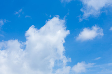 Obraz premium cloud on clear blue sky background