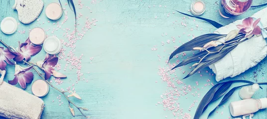 Foto op Canvas Spa-omgeving met orchideebloemen en lichaamsverzorging en cosmetische hulpmiddelen op shabby chique turquoise achtergrond, bovenaanzicht, banner. Wellnessconcept © VICUSCHKA