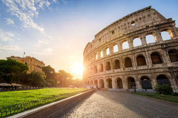 Das Kolosseum in Rom Italien bei Sonnenuntergang - obrazy, fototapety, plakaty