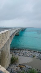 Obraz premium 古宇利橋と沖縄の綺麗な海