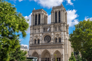 Fototapeta na wymiar Blick vom Seineufer auf Notre Dame