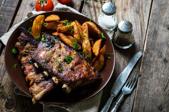 Grilled ribs with potatoes