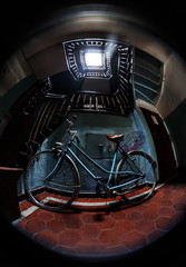 Klatka schodowa w starej kamienicy © nieogolony