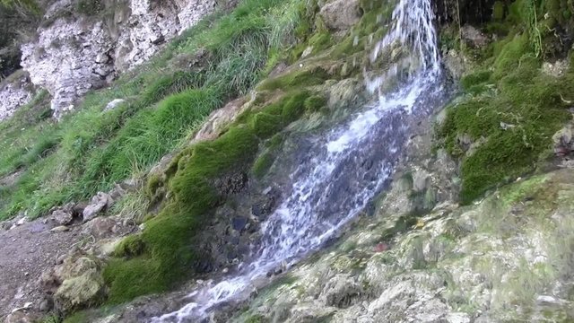 Водопад, брызги воды.