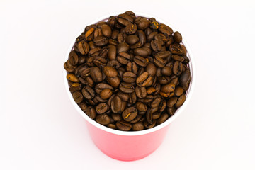 Roter Becher mit gerösteten Kaffeebohnen