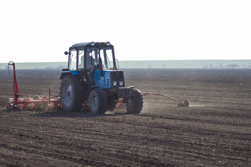 Obraz premium tractor in the field sow