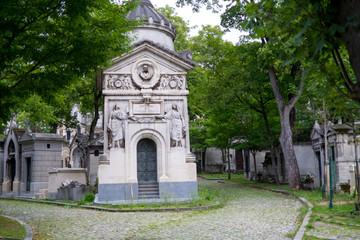 Fototapeta na wymiar imposantes, klassizistisches Grabmal auf dem Friedhof Père Lachaise (F, Paris)