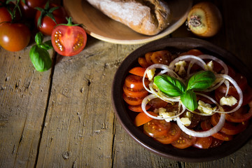 Rusikaler Tomatensalat mit Zwiebeln, Käse und Basilikum