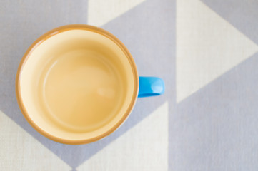 水色のコーヒーカップとランチョンマット