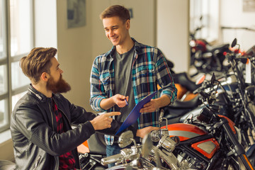 Obraz premium Men in motorbike salon