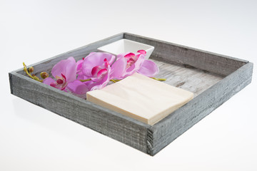 Tablett aus Holz mit Servietten,Schüssel und Orchidee