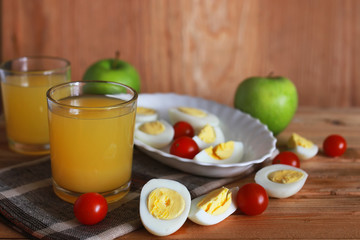 breakfast tomato egg wooden background