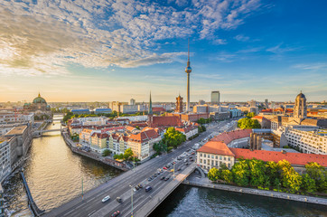 Obraz premium Panoramę Berlina z wieży telewizyjnej i Szprewy o zachodzie słońca, Niemcy