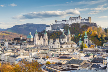 Naklejka premium Historyczne miasto Salzburg o zachodzie słońca, Austria