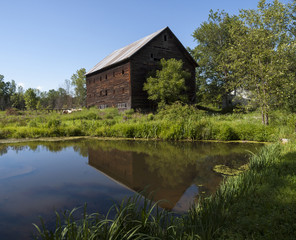 Fototapeta na wymiar Old Hudson Valley Barn: An old brown wooden barn near Feura Bush, New York