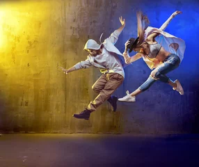 Fotobehang Stijlvolle dansers fantaseren in een betonnen ruimte © konradbak