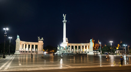 Obraz premium Heroes square in Budapest at night