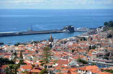 Naklejka na ściany i meble Funchal, vue sur la ville et le port