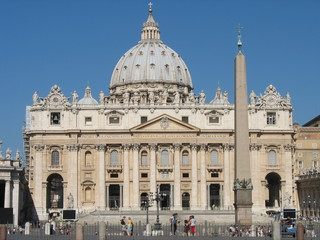 Petersdom im Vatikan, Ansicht vom Petersplatz aus auf die Hauptfassade des Petersdoms. In der Mitte des Platzes steht der Obelisk