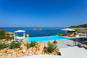 Naklejka premium duży luksusowy basen z cazebo