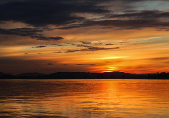 Kraftvolle Wolkenstimmung zum Sonnenuntergang am Bodesee
